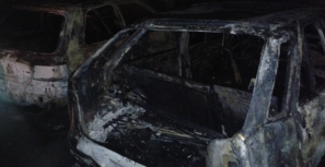 Incêndio em anexo consome dois carros